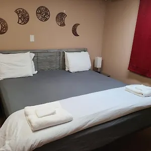 Pensión Cozy With Comfortable Beds And Fully Equipped Kitchen 15 Mins Drive From Airport, Downtown, Sait And U Of C And 80 Min Drive To Banff